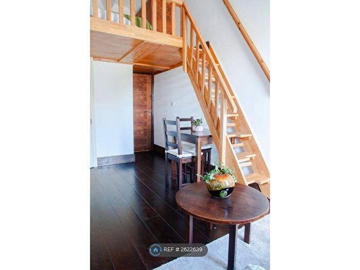 Studio To Rent In Edgware Road, London, NW2