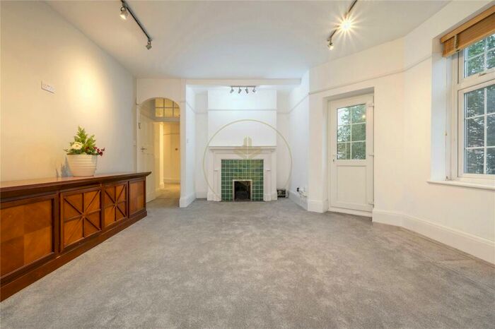 3 Bedroom Apartment To Rent In Finchley Road, London, NW2