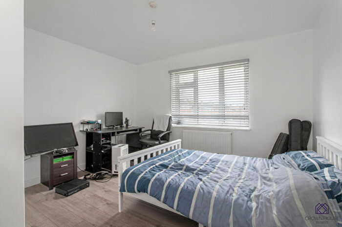 2 Bedroom Flat For Sale In Days Mead, Hatfield, Hertfordshire, AL10