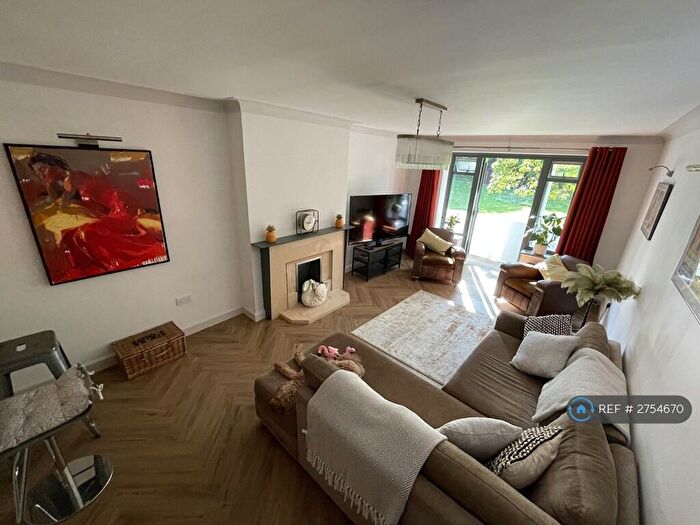 3 Bedroom Flat To Rent In Furze Hill, Hove, BN3