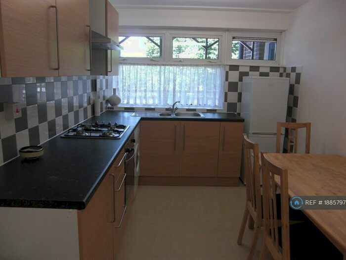 3 Bedroom Maisonette To Rent In Navestock Crescent, Woodford Green, IG8