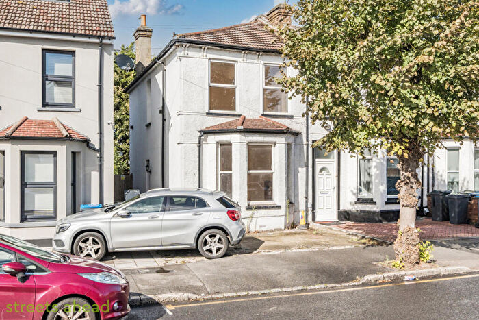 3 Bedroom Semi-Detached House For Sale In Canterbury Road, Croydon, CR0