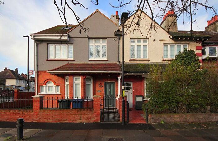 2 Bedroom Flat To Rent In Horn Lane, London, W3