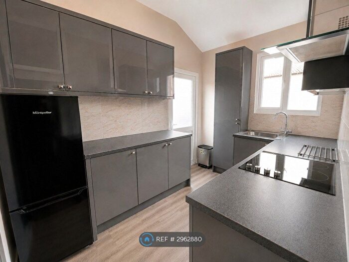 2 Bedroom Flat To Rent In Victoria Road, Southend-On-Sea, SS1