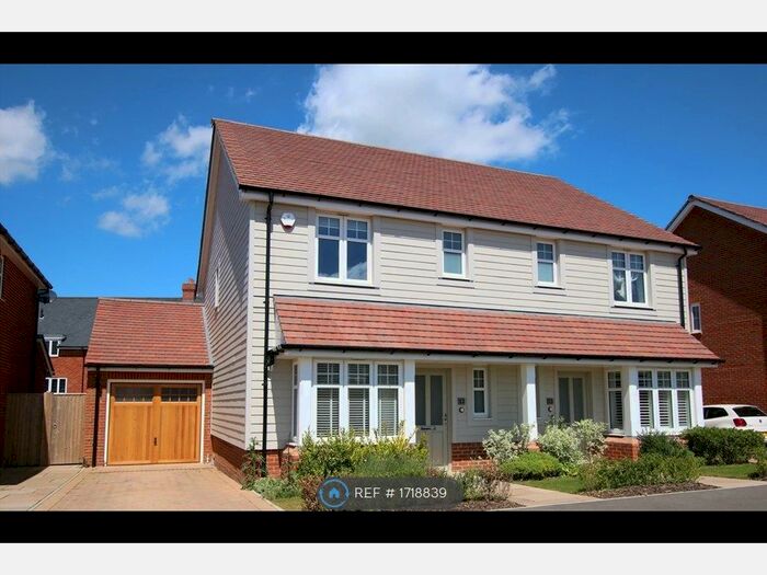 3 Bedroom Semi-Detached House To Rent In Dereham Way, Horsham, RH12