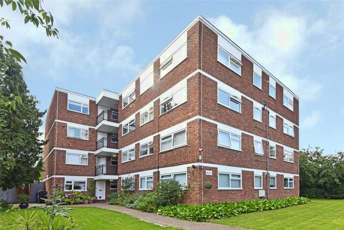 1 Bedroom Flat To Rent In Lynwood Close, South Woodford, London, E18
