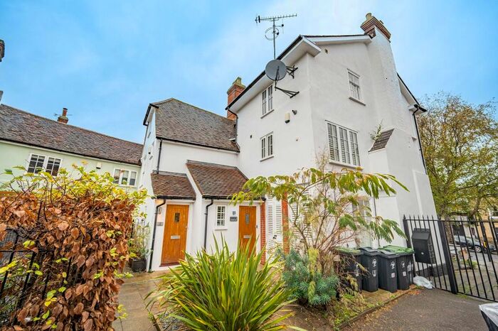 3 Bedroom Flat To Rent In Counting House Lane, Dunmow, CM6