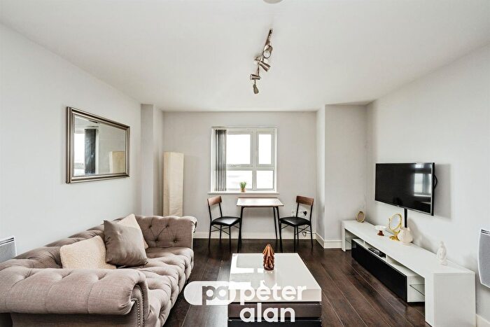 2 Bedroom Flat For Sale In Princess Way, Swansea, SA1