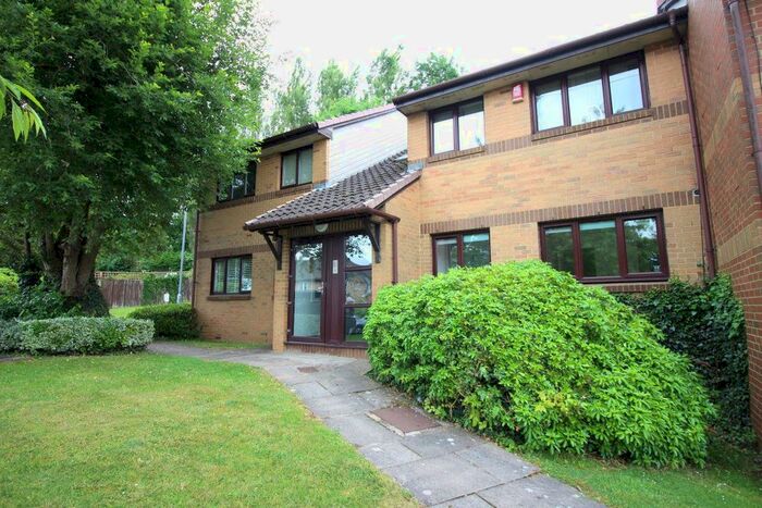 2 Bedroom Flat To Rent In Richfield Road, Bushey, WD23