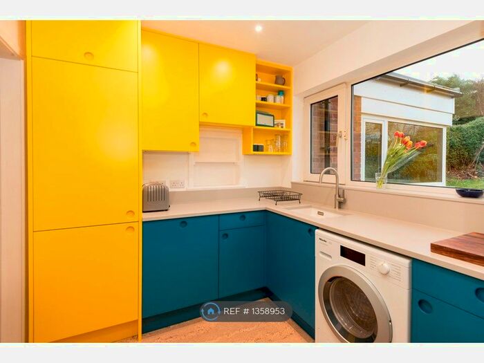 3 Bedroom Semi-Detached House To Rent In Knab Close, Sheffield, S7