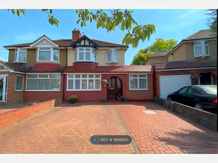 4 Bedroom Terraced House To Rent In Ascot Gardens, Enfield, EN3