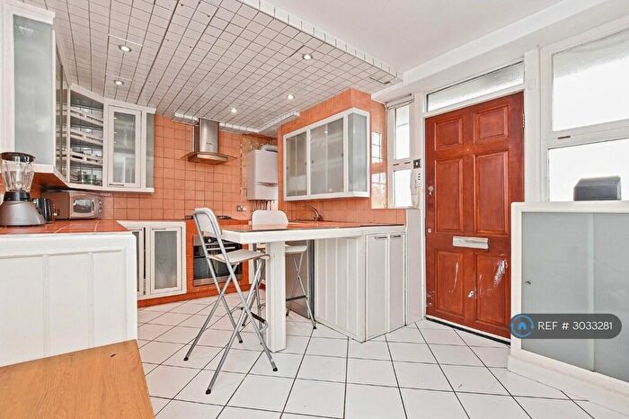 3 Bedroom Flat To Rent In Custance House, London, N1