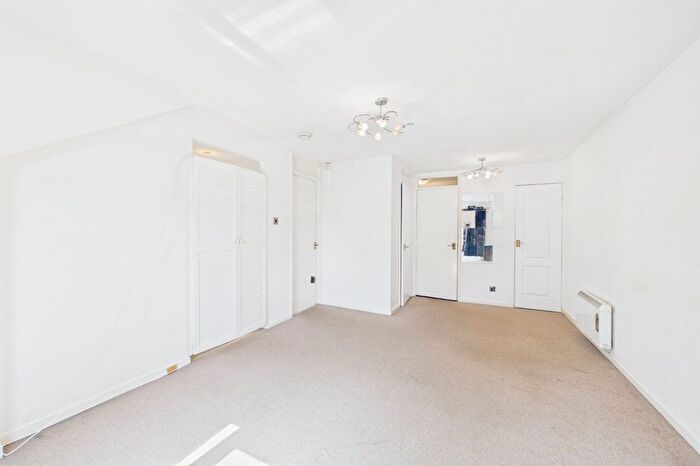 1 Bedroom Flat To Rent In Queen Victoria House, Peach Street, Wokingham, Berkshire, RG40