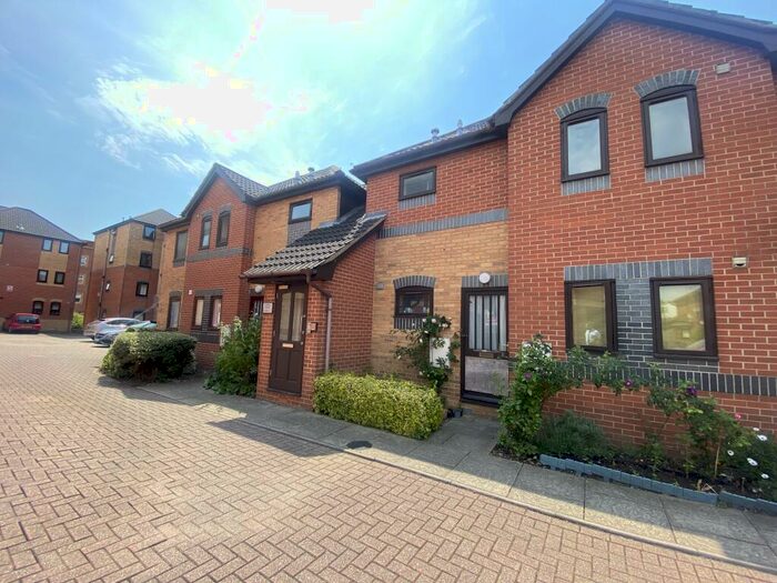2 Bedroom Flat To Rent In Park Street, SO16