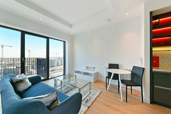 Apartment To Rent In Modena House, London City Island, London, E14