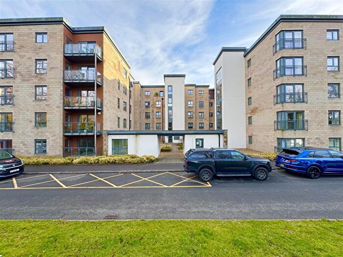 3 Bedroom Flat To Rent In Silvertrees Wynd, Bothwell, Glasgow, G71