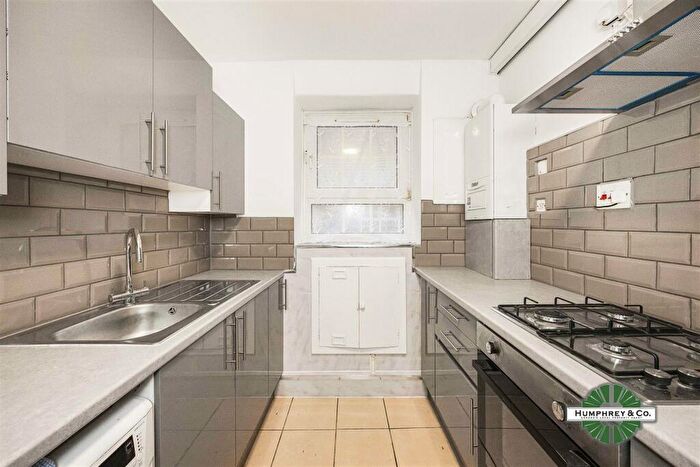 3 Bedroom Flat To Rent In Pinchin Street, E1