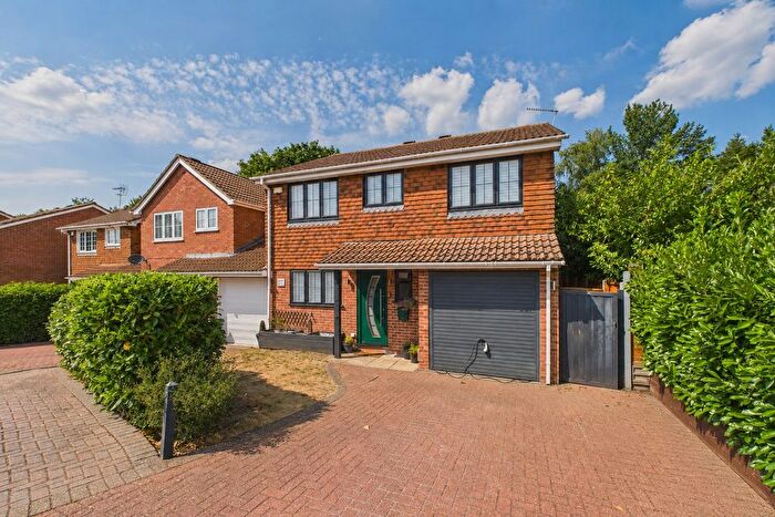 4 Bedroom Link Detached House For Sale In Dovedale Close, Heath Park, Sandhurst, Berkshire, GU47