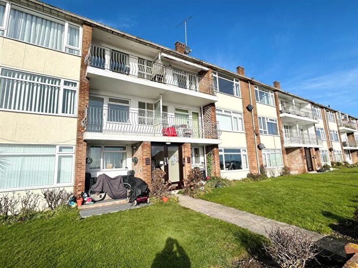 2 Bedroom Flat To Rent In Marine Court, Marine Parade West, Clacton-on-Sea, CO15