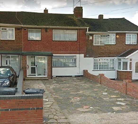 3 Bedroom Semi-Detached House To Rent In Hillside Road, Southall, UB1