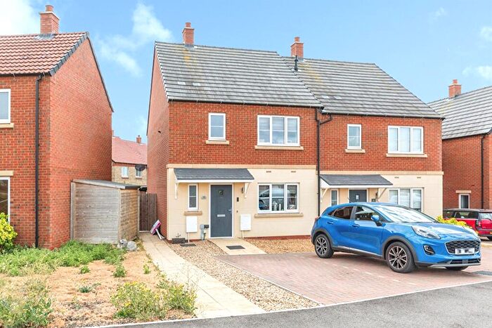 3 Bedroom Semi-Detached House For Sale In Pentelow Way, Raunds, Wellingborough, NN9