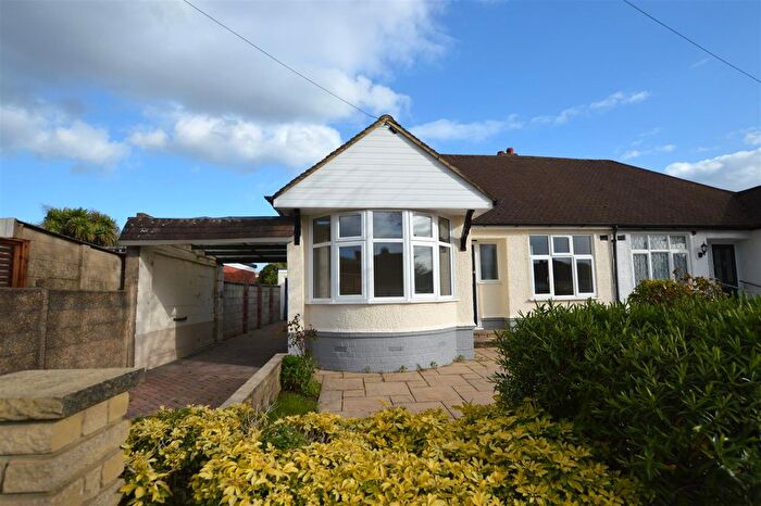 3 Bedroom Bungalow For Sale In Glasbrook Avenue, Whitton, TW2