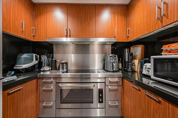 2 Bedroom Flat For Sale In New Providence Wharf, Canary Wharf, London, E14