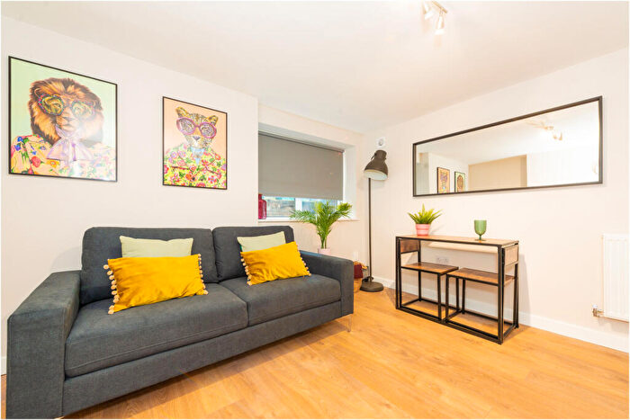 2 Bedroom Flat To Rent In Ash Grove, Leeds, LS6