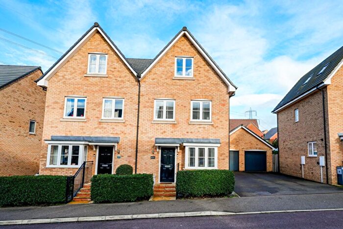 3 Bedroom Semi-Detached House For Sale In Hadrian Crescent, Leighton Buzzard, LU7