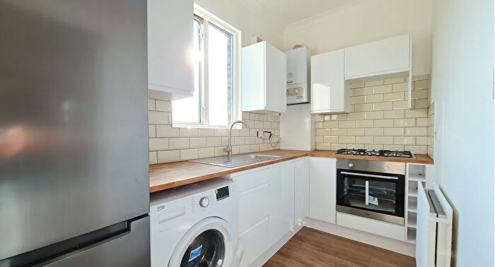 3 Bedroom Flat To Rent In Stroud Green Road, London, N4