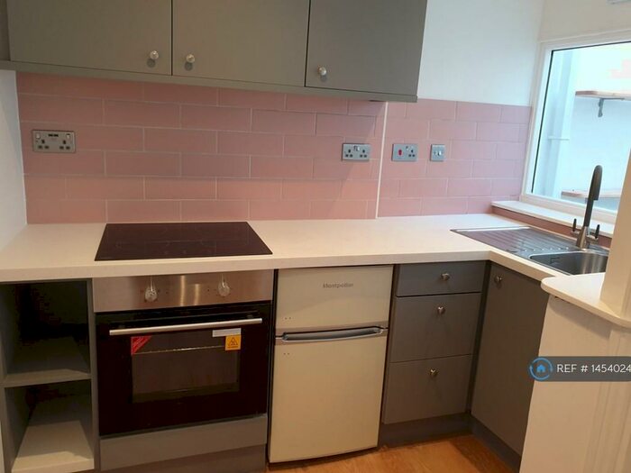 1 Bedroom Flat To Rent In Carmarthen, Carmarthen, SA31