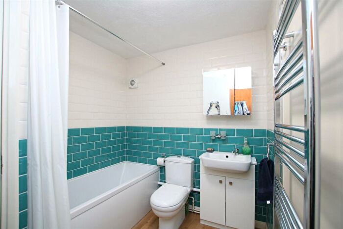 2 Bedroom Flat For Sale In Fishers Court, Horsham, RH12