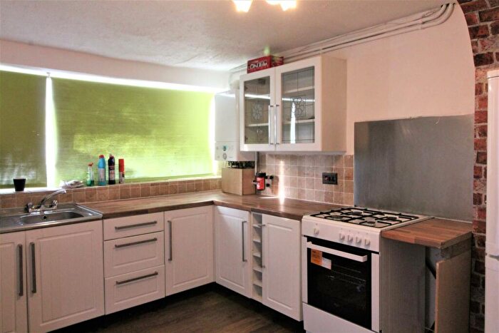 2 Bedroom Flat To Rent In Turners Hill, Cheshunt, EN8