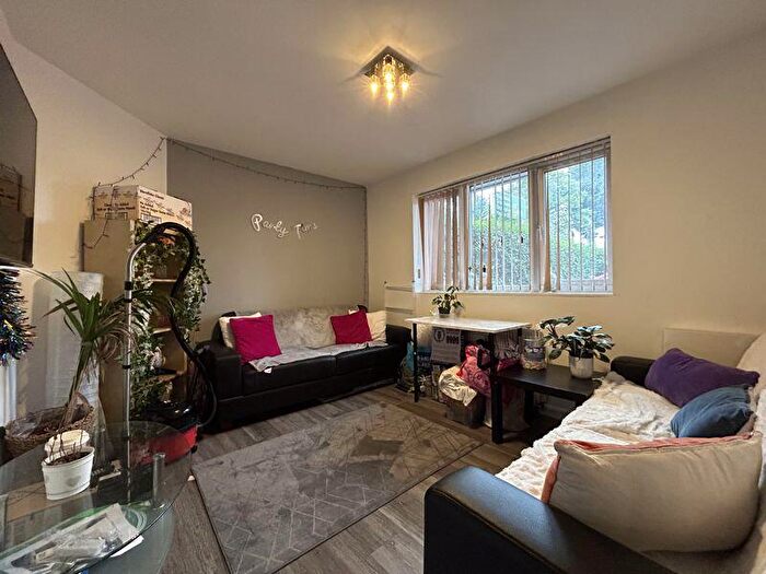 6 Bedroom Semi-Detached Bungalow To Rent In Middleton Boulevard, Nottingham, NG8