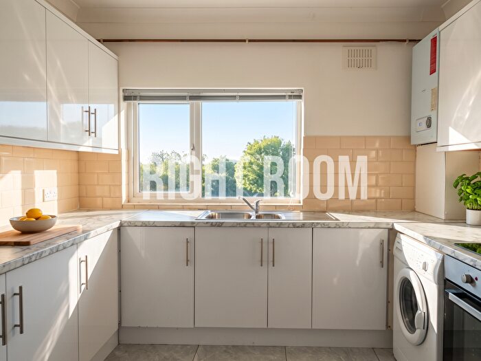 2 Bedroom Flat To Rent In Bed Apartment, Earls Road, Southampton, SO14