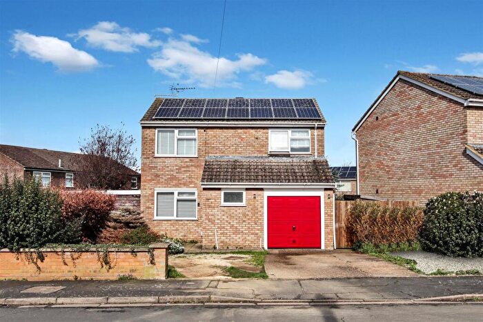 4 Bedroom Detached House For Sale In Farnham Drive, Rushden, NN10