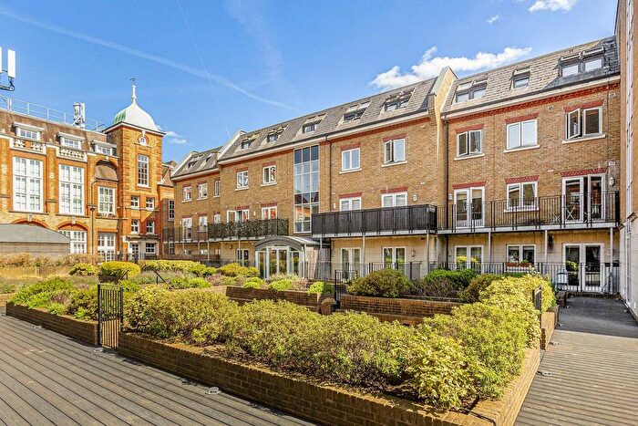 2 Bedroom Flat To Rent In Garratt Lane, London, SW18