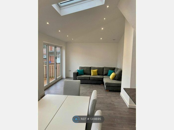 4 Bedroom End Of Terrace House To Rent In Croom Walk, Manchester M40