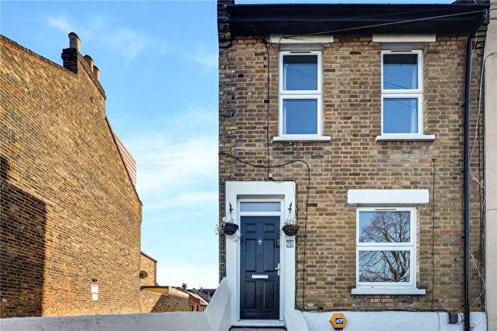 3 Bedroom End Of Terrace House To Rent In Buxton Road, Stratford, London, E15