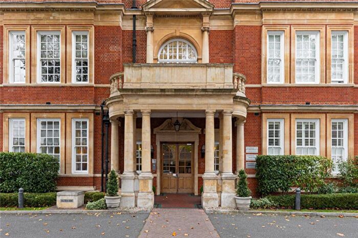 1 Bedroom Apartment For Sale In Battersea Park Road, London, SW11