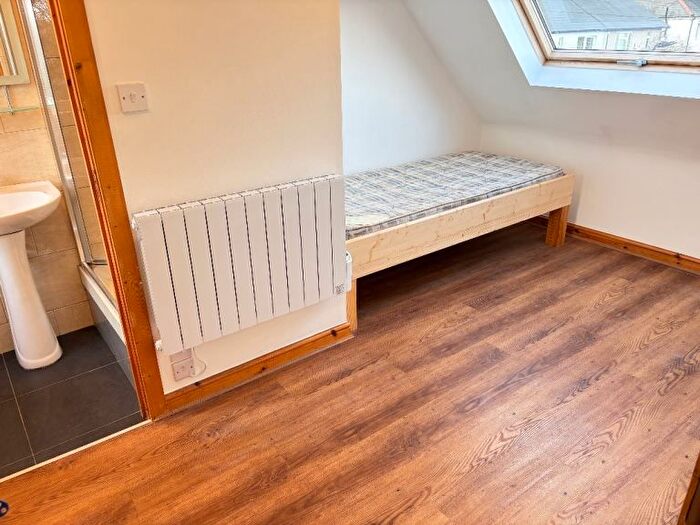 Studio To Rent In Very Near Off Almond Avenue Area, Ealing, W5