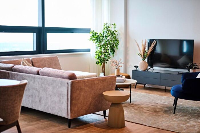 3 Bedroom Apartment To Rent In The Octagon - Great Charles Street Queensway, Birmingham, B3