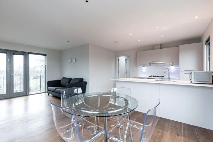 2 Bedroom Flat To Rent In Flat Ellington Court, N14