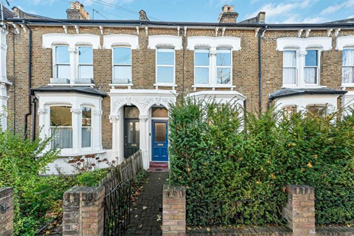 3 Bedroom Maisonette For Sale In Leyspring Road, Leytonstone, E11