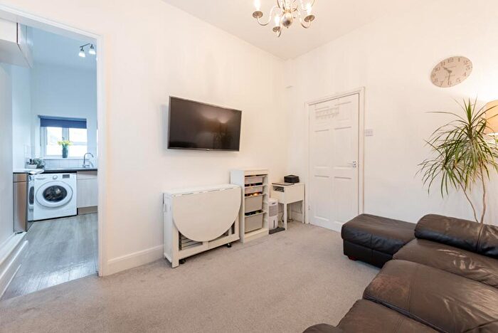 2 Bedroom Flat To Rent In High Road Leytonstone, London, E11