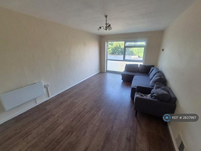 2 Bedroom Flat To Rent In Holly Court, Sutton, SM2