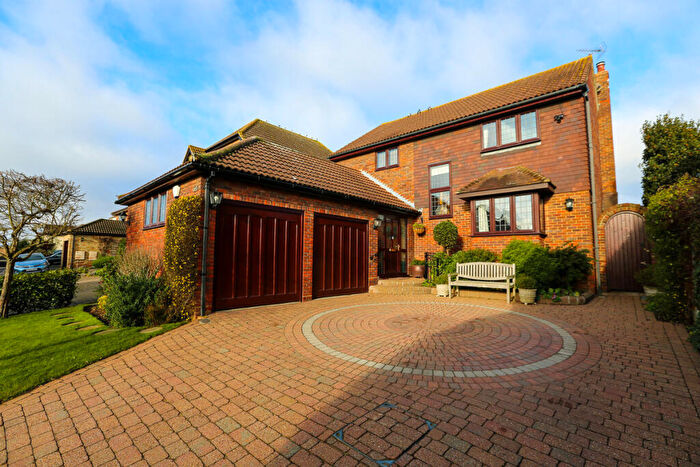 4 Bedroom Detached House For Sale In The Maze, Leigh-on-sea, SS9