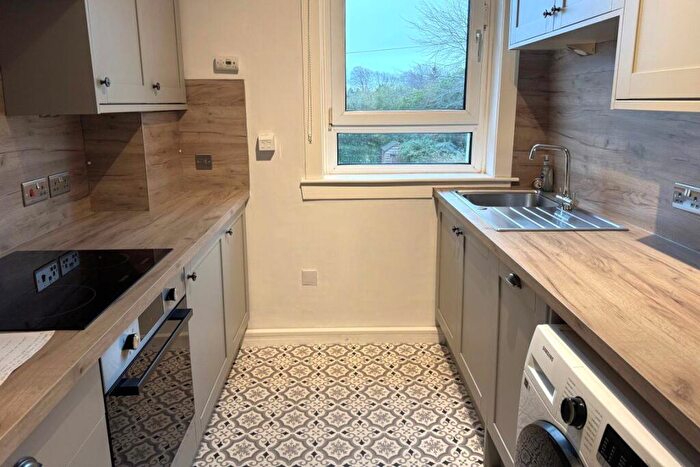 1 Bedroom Flat To Rent In Bed With Driveway & Garden Netherplace Rd, G77