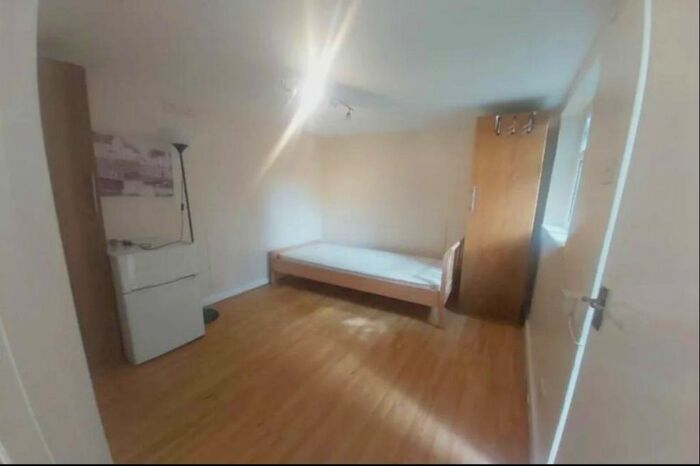 Studio To Rent In Heathfield Gardens, London, NW11