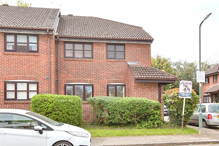 2 Bedroom Maisonette For Sale In Unicorn Walk, Greenhithe, Kent, DA9